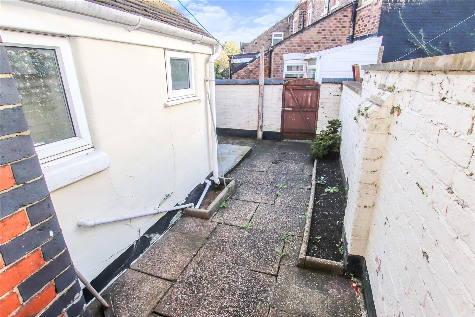 ENCLOSED REAR GARDEN